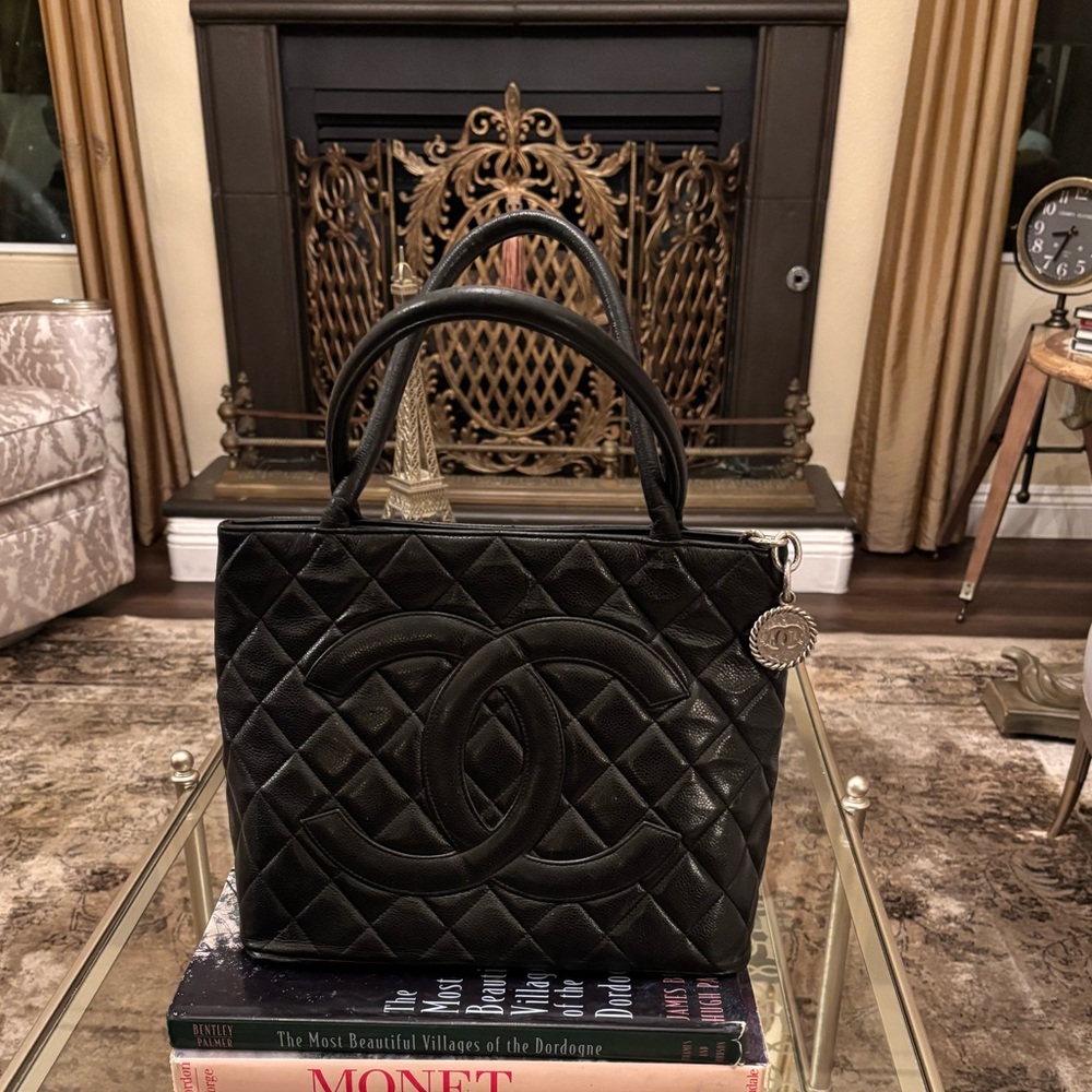 Beautiful Chanel Black Quilted Tote with Iconic Design - Picture 2 of 10